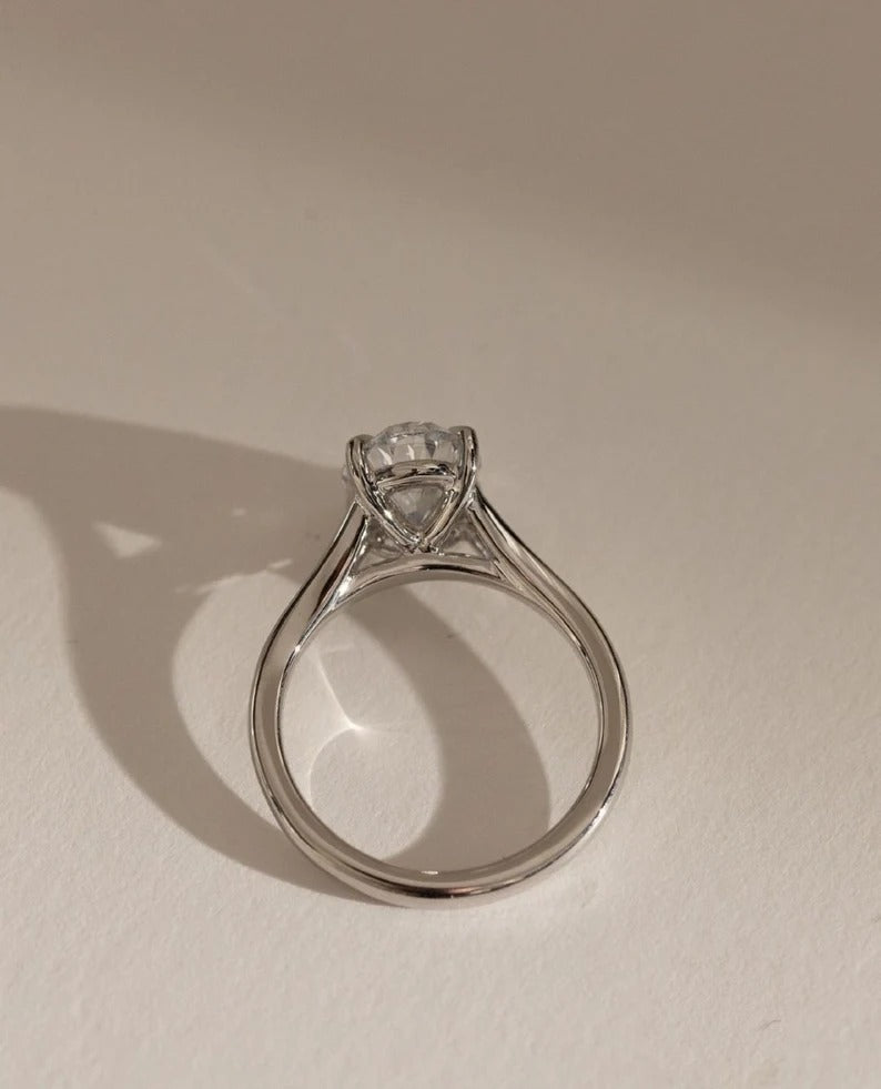 2.0 CT Oval Cut Moissanite Split Shank Engagement Ring – Lab Grown Diamond Option – 14K Gold Elegant Solitaire Ring for Women