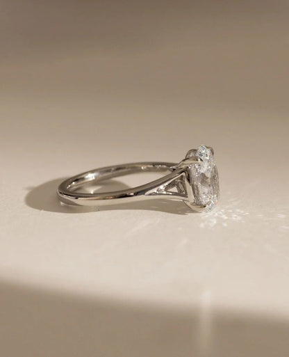 2.0 CT Oval Cut Moissanite Split Shank Engagement Ring – Lab Grown Diamond Option – 14K Gold Elegant Solitaire Ring for Women